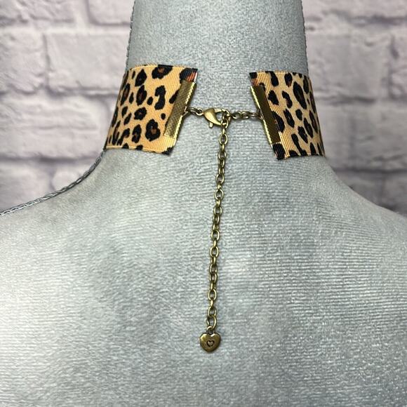 Handmade Mobwife Style Leopard Print Choker with Red Heart Pendant - Picture 7 of 10